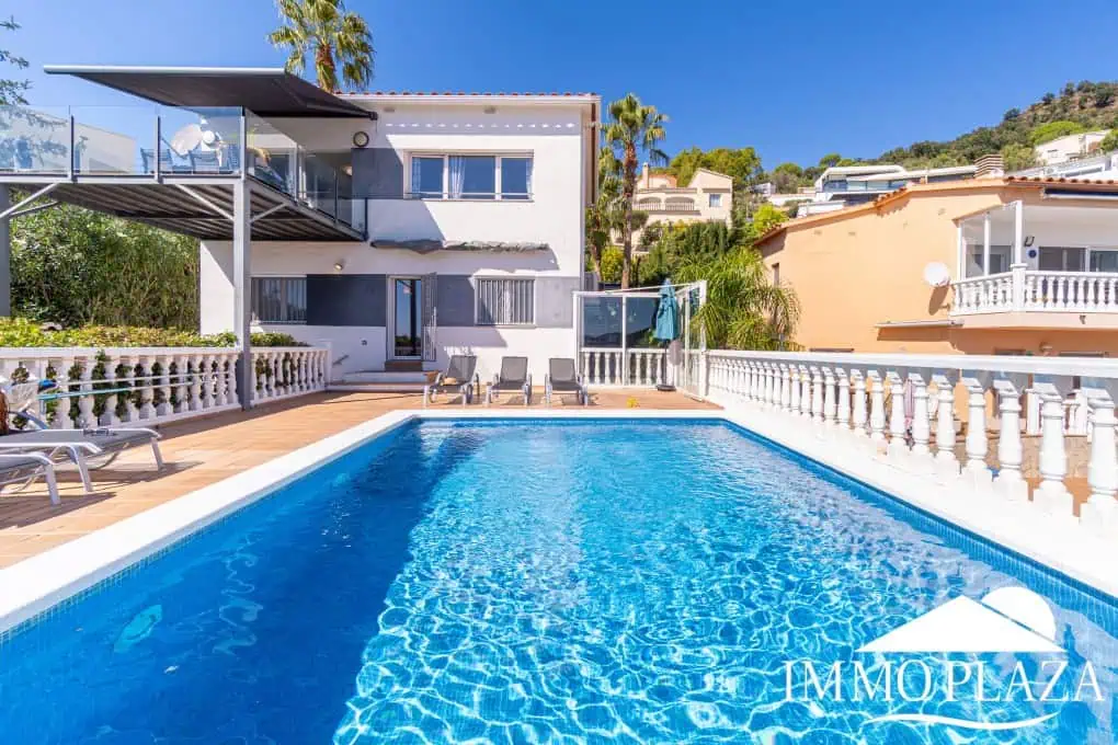 Beautiful modern villa with sea view, 3 bedrooms, 2 bathrooms, garage, swimming pool, garden + Rental Licence !