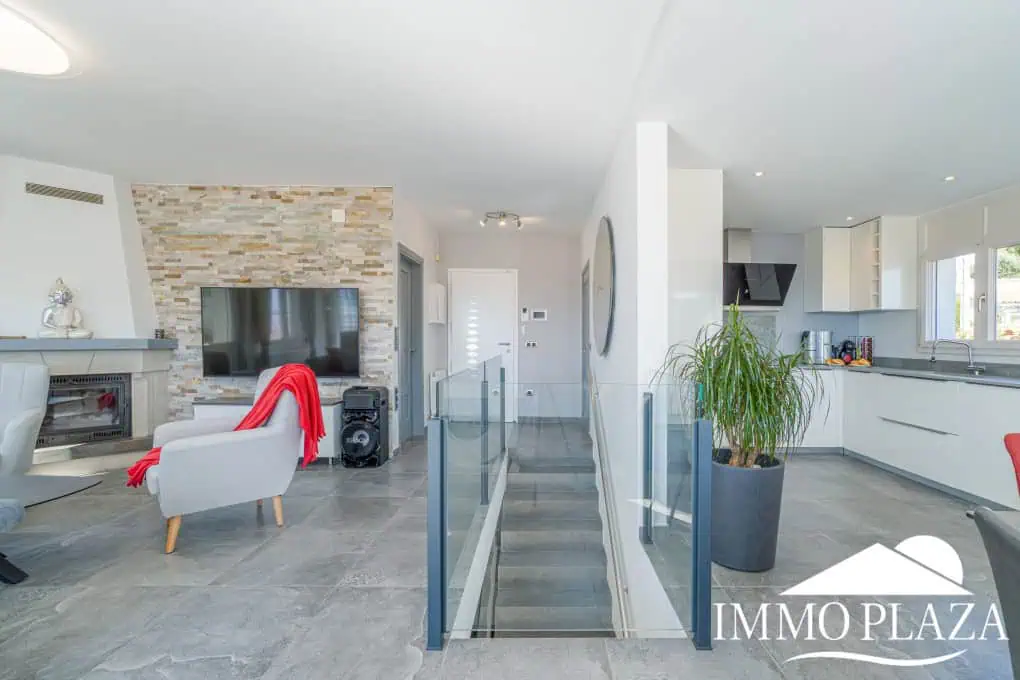 Beautiful modern villa with sea view, 3 bedrooms, 2 bathrooms, garage, swimming pool, garden + Rental Licence !