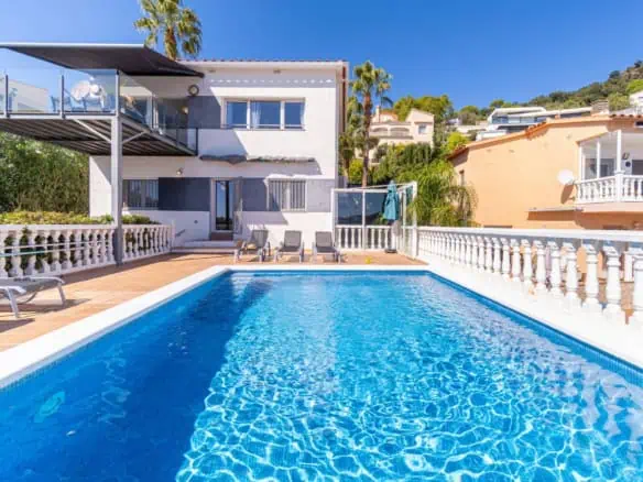 Beautiful modern villa with sea view, 3 bedrooms, 2 bathrooms, garage, swimming pool, garden + Rental Licence !