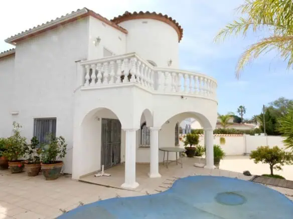 Residential typical Spanish villa, 4 bedrooms, pool, garage, within walking distance of the sea and the center of Empuriabrava