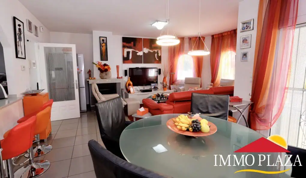 Vila residencial típica espanyola, 4 dormitoris, piscina, garatge, a poca distància del mar i del centre d´Empuriabrava