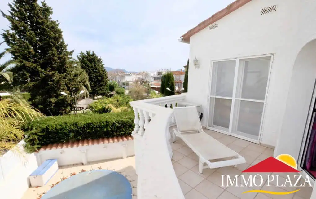 Vila residencial típica espanyola, 4 dormitoris, piscina, garatge, a poca distància del mar i del centre d´Empuriabrava