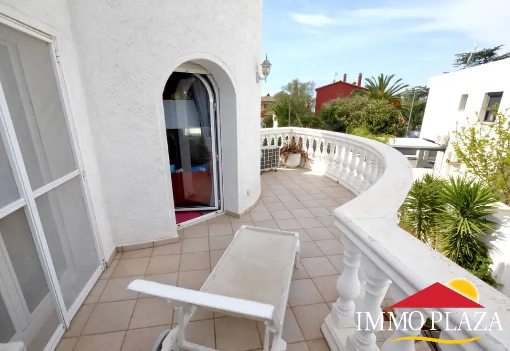 Vila residencial típica espanyola, 4 dormitoris, piscina, garatge, a poca distància del mar i del centre d´Empuriabrava