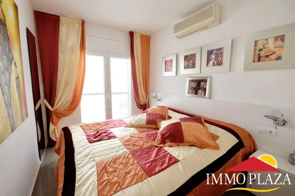 Vila residencial típica espanyola, 4 dormitoris, piscina, garatge, a poca distància del mar i del centre d´Empuriabrava