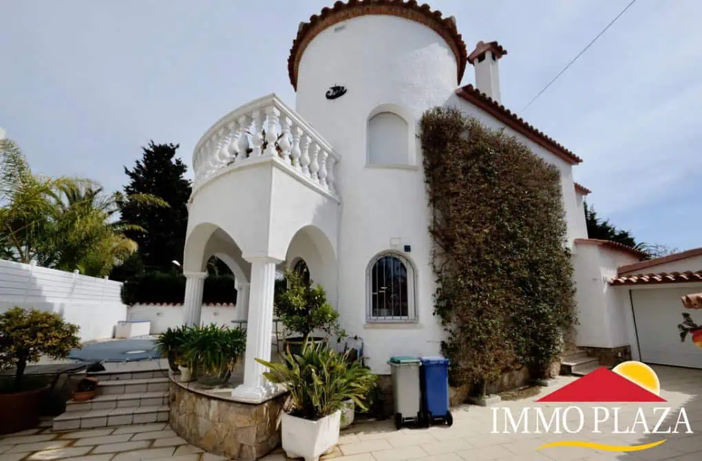 Vila residencial típica espanyola, 4 dormitoris, piscina, garatge, a poca distància del mar i del centre d´Empuriabrava