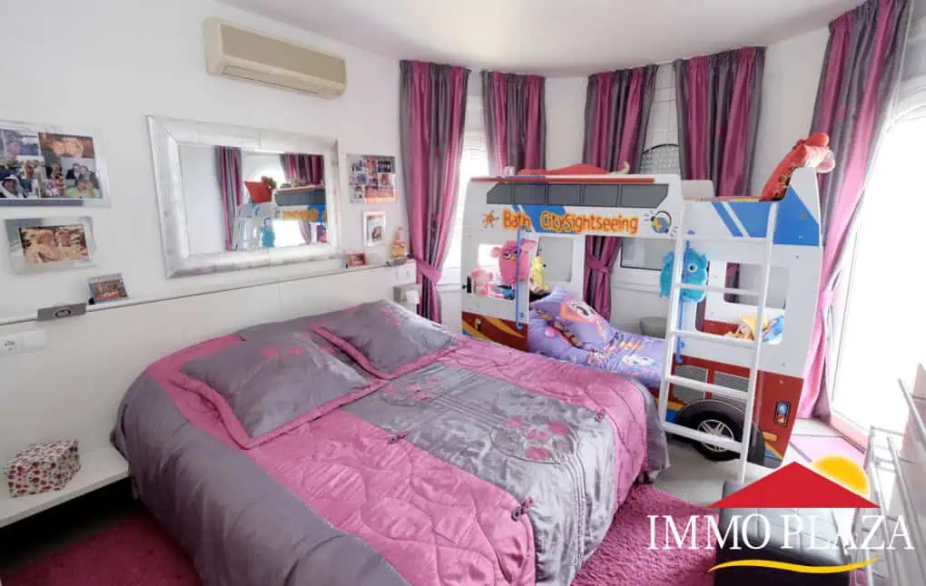 Vila residencial típica espanyola, 4 dormitoris, piscina, garatge, a poca distància del mar i del centre d´Empuriabrava