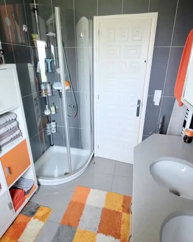 Vila residencial típica espanyola, 4 dormitoris, piscina, garatge, a poca distància del mar i del centre d´Empuriabrava