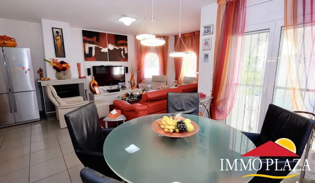 Vila residencial típica espanyola, 4 dormitoris, piscina, garatge, a poca distància del mar i del centre d´Empuriabrava