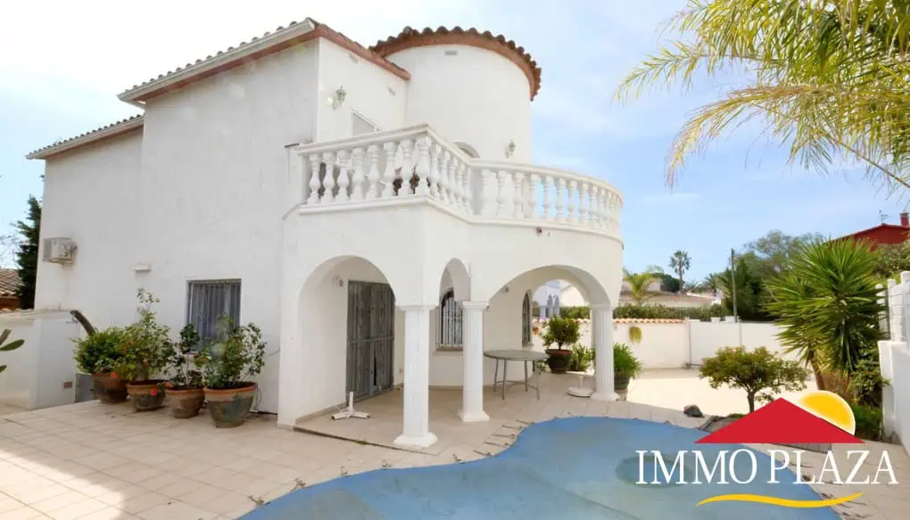 Vila residencial típica espanyola, 4 dormitoris, piscina, garatge, a poca distància del mar i del centre d´Empuriabrava