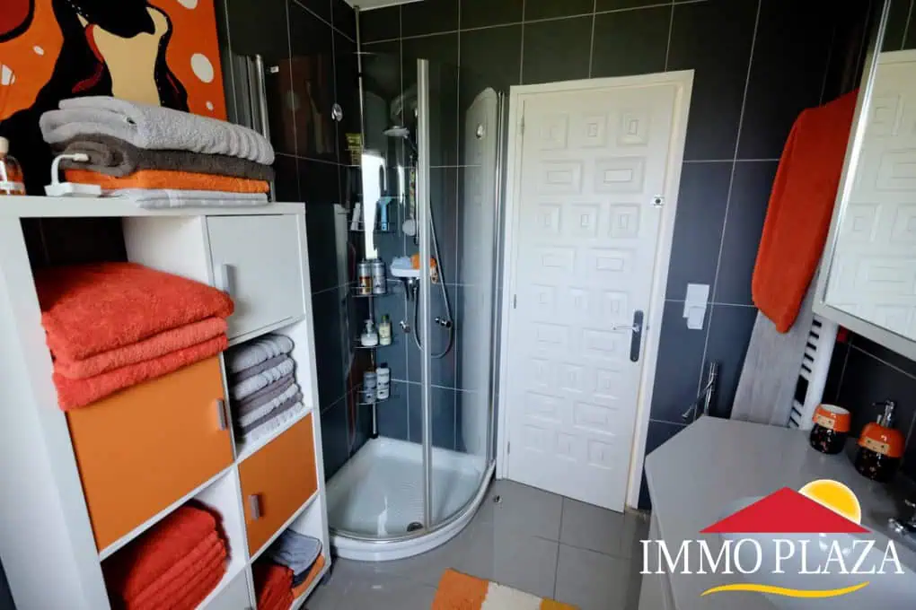 Vila residencial típica espanyola, 4 dormitoris, piscina, garatge, a poca distància del mar i del centre d´Empuriabrava