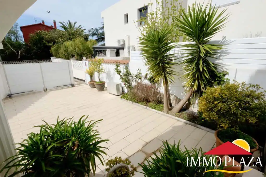Vila residencial típica espanyola, 4 dormitoris, piscina, garatge, a poca distància del mar i del centre d´Empuriabrava