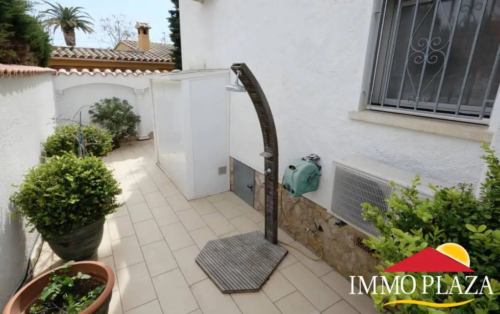 Vila residencial típica espanyola, 4 dormitoris, piscina, garatge, a poca distància del mar i del centre d´Empuriabrava