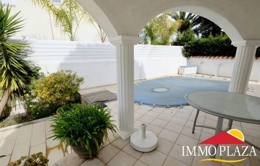 Vila residencial típica espanyola, 4 dormitoris, piscina, garatge, a poca distància del mar i del centre d´Empuriabrava