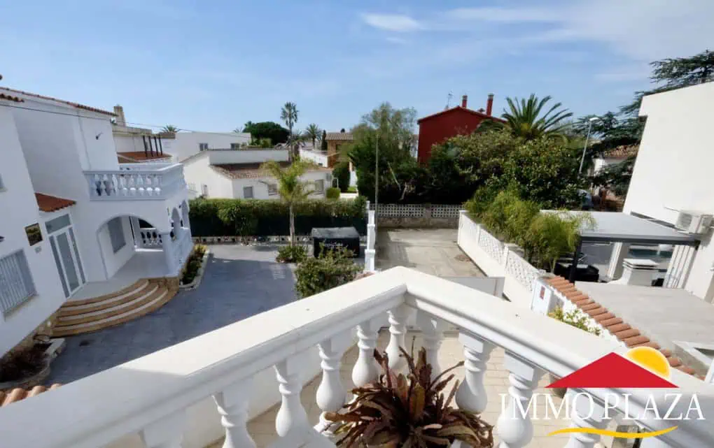 Vila residencial típica espanyola, 4 dormitoris, piscina, garatge, a poca distància del mar i del centre d´Empuriabrava