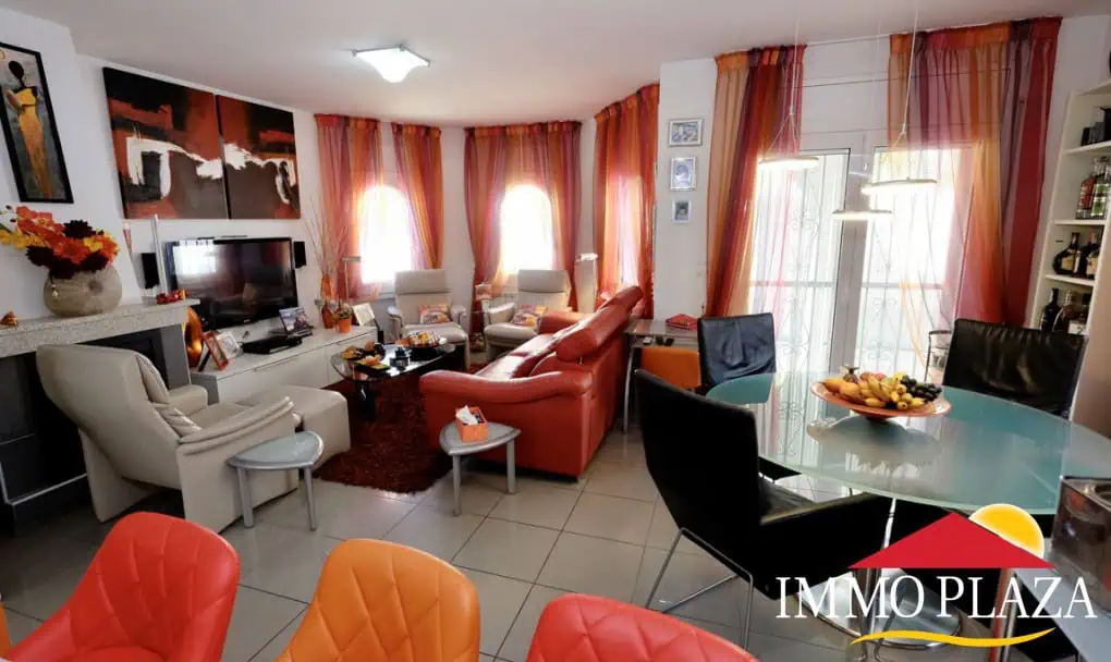 Vila residencial típica espanyola, 4 dormitoris, piscina, garatge, a poca distància del mar i del centre d´Empuriabrava