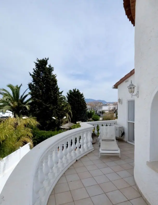 Vila residencial típica espanyola, 4 dormitoris, piscina, garatge, a poca distància del mar i del centre d´Empuriabrava