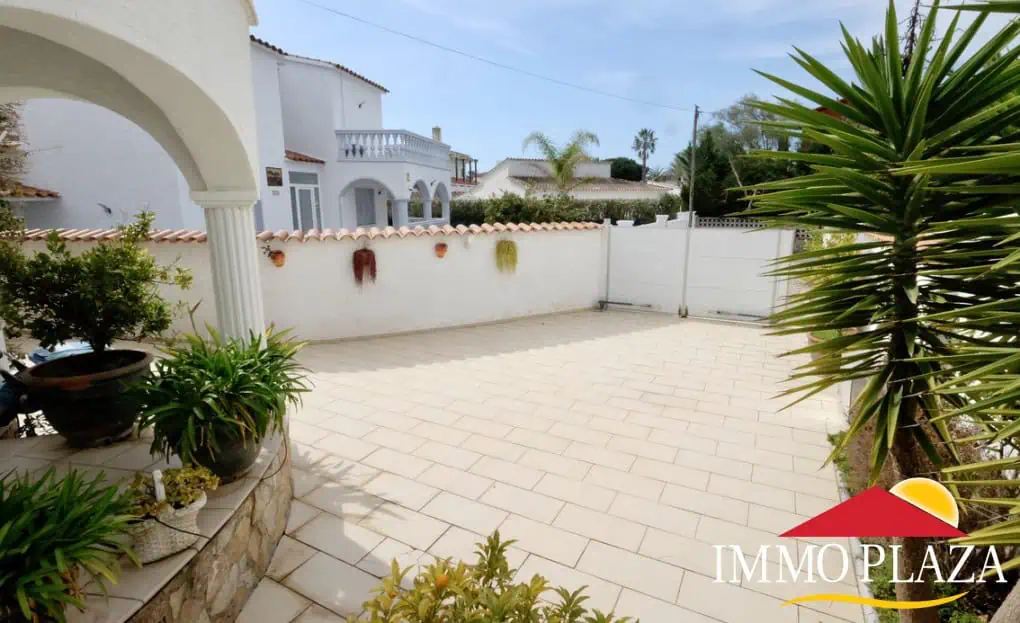 Vila residencial típica espanyola, 4 dormitoris, piscina, garatge, a poca distància del mar i del centre d´Empuriabrava