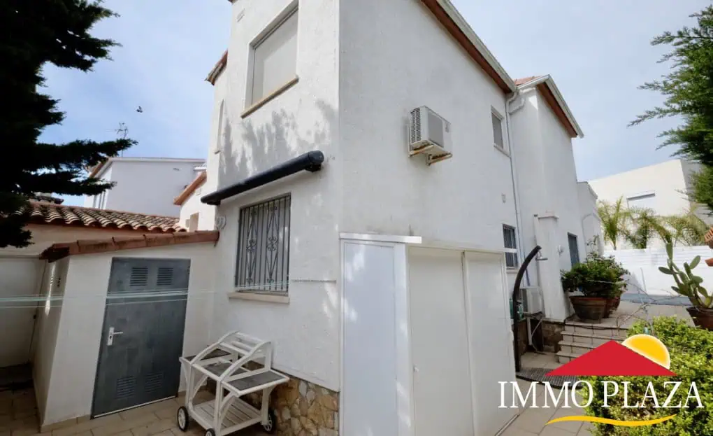 Vila residencial típica espanyola, 4 dormitoris, piscina, garatge, a poca distància del mar i del centre d´Empuriabrava