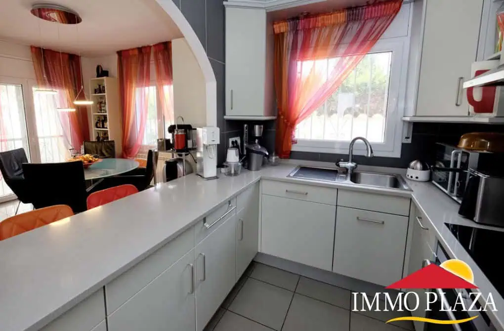 Vila residencial típica espanyola, 4 dormitoris, piscina, garatge, a poca distància del mar i del centre d´Empuriabrava
