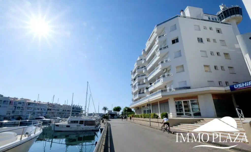 Bright corner apartment with sea and harbor views ! 1 bedroom, 1 bathroom with toilet, terrace