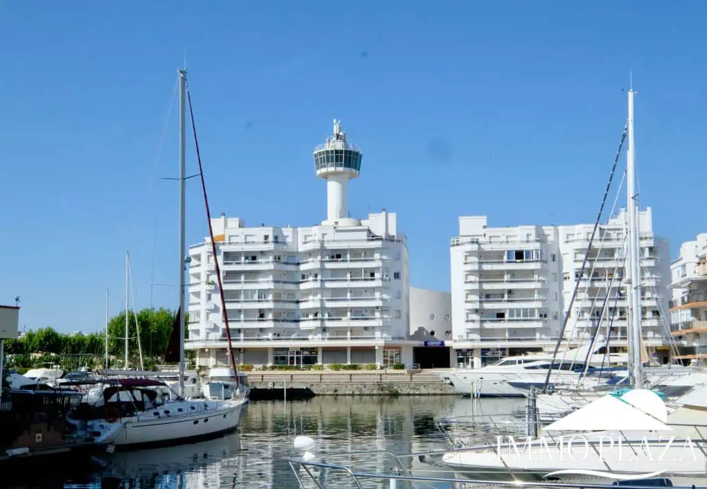 Bright corner apartment with sea and harbor views ! 1 bedroom, 1 bathroom with toilet, terrace