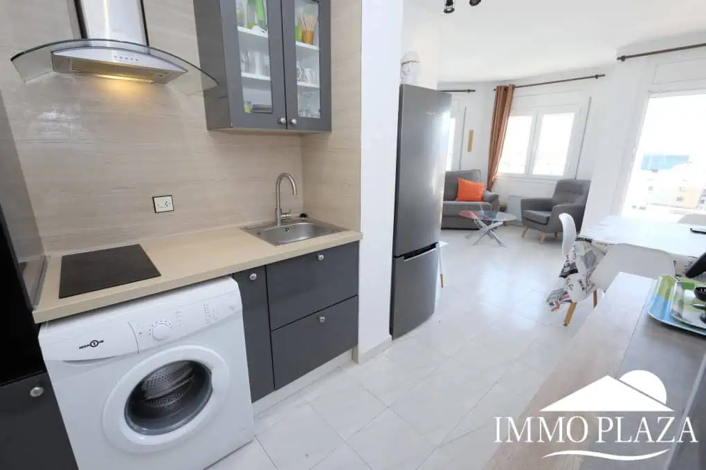 Bright corner apartment with sea and harbor views ! 1 bedroom, 1 bathroom with toilet, terrace