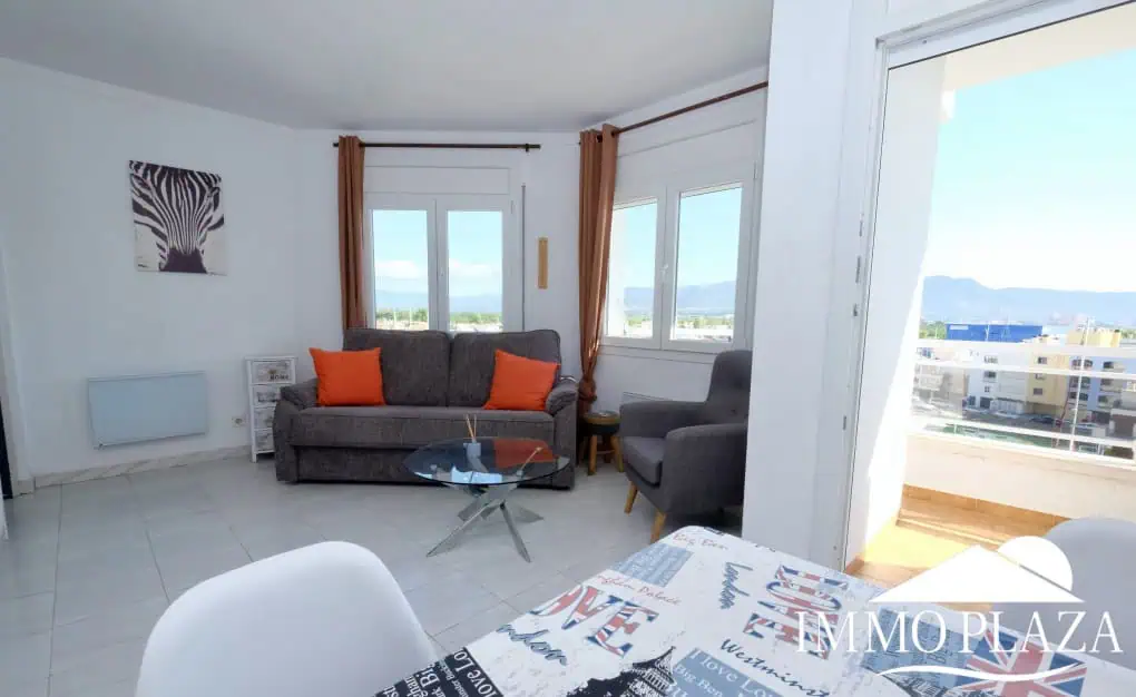 Bright corner apartment with sea and harbor views ! 1 bedroom, 1 bathroom with toilet, terrace
