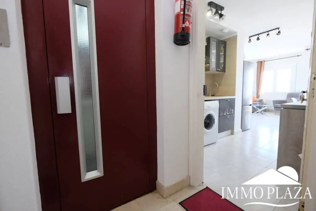 Bright corner apartment with sea and harbor views ! 1 bedroom, 1 bathroom with toilet, terrace
