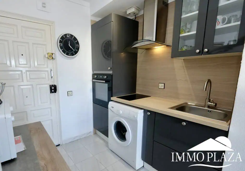 Bright corner apartment with sea and harbor views ! 1 bedroom, 1 bathroom with toilet, terrace