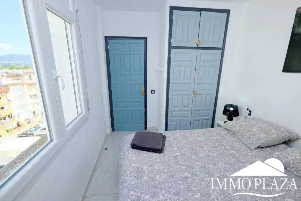 Bright corner apartment with sea and harbor views ! 1 bedroom, 1 bathroom with toilet, terrace