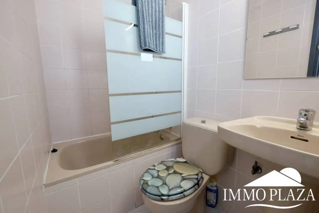 Bright corner apartment with sea and harbor views ! 1 bedroom, 1 bathroom with toilet, terrace