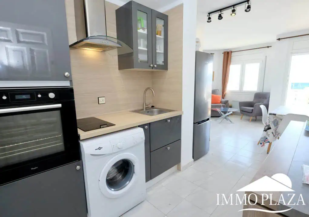 Bright corner apartment with sea and harbor views ! 1 bedroom, 1 bathroom with toilet, terrace