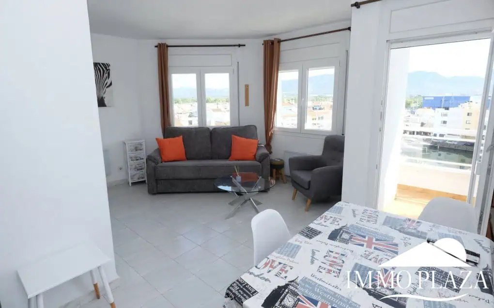 Bright corner apartment with sea and harbor views ! 1 bedroom, 1 bathroom with toilet, terrace