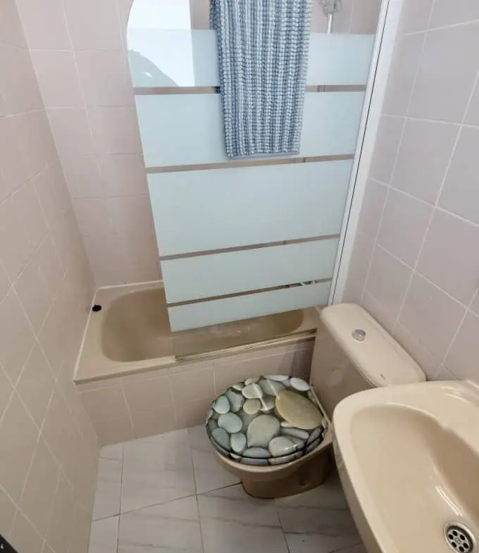Bright corner apartment with sea and harbor views ! 1 bedroom, 1 bathroom with toilet, terrace