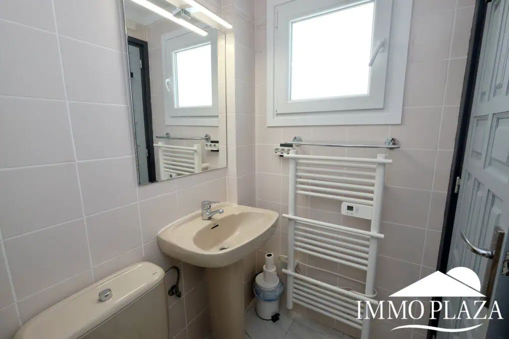 Bright corner apartment with sea and harbor views ! 1 bedroom, 1 bathroom with toilet, terrace