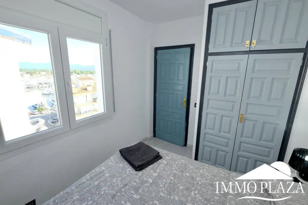 Bright corner apartment with sea and harbor views ! 1 bedroom, 1 bathroom with toilet, terrace