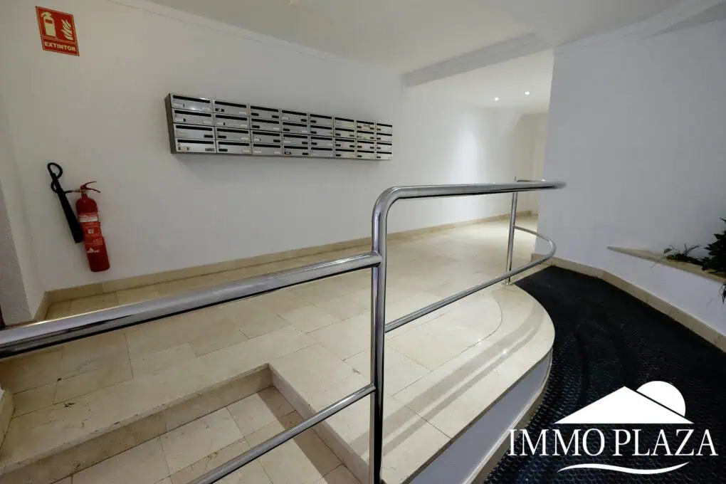 Bright corner apartment with sea and harbor views ! 1 bedroom, 1 bathroom with toilet, terrace