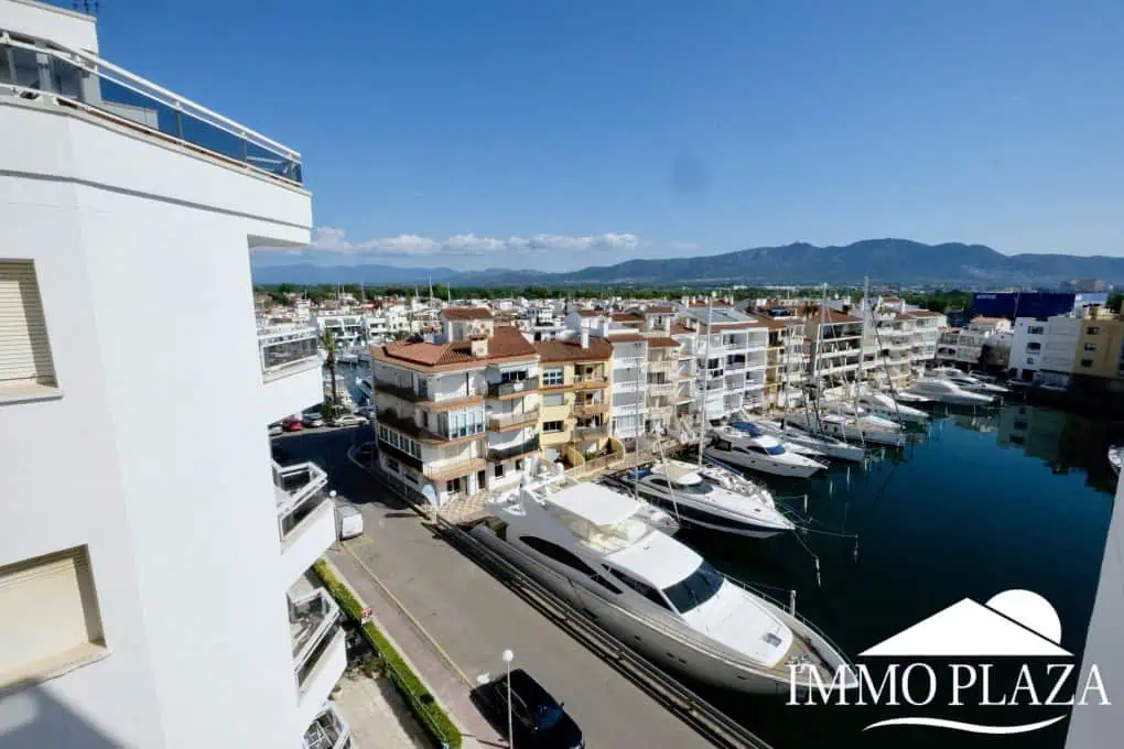 Bright corner apartment with sea and harbor views ! 1 bedroom, 1 bathroom with toilet, terrace