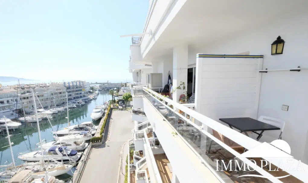 Bright corner apartment with sea and harbor views ! 1 bedroom, 1 bathroom with toilet, terrace