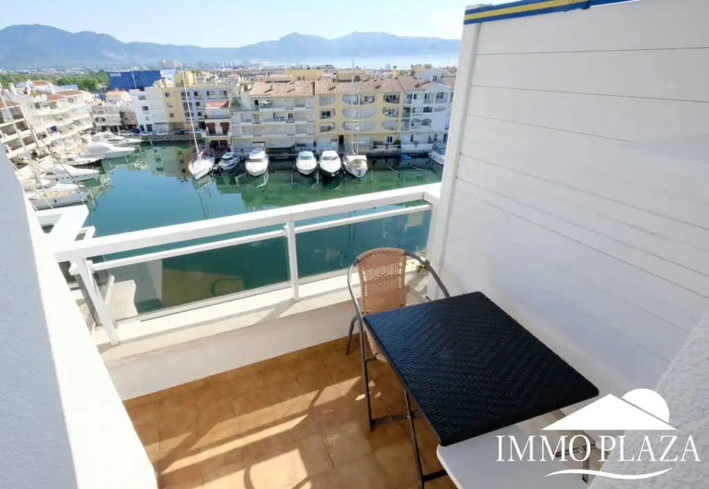 Bright corner apartment with sea and harbor views ! 1 bedroom, 1 bathroom with toilet, terrace