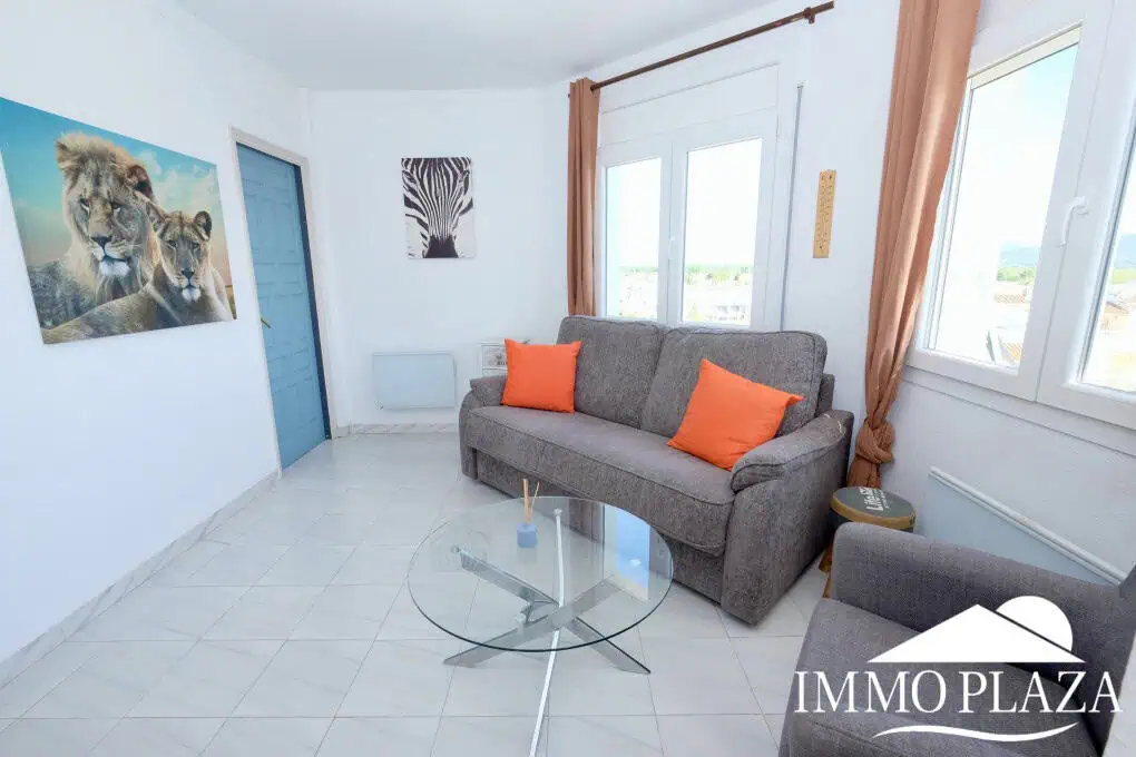 Bright corner apartment with sea and harbor views ! 1 bedroom, 1 bathroom with toilet, terrace