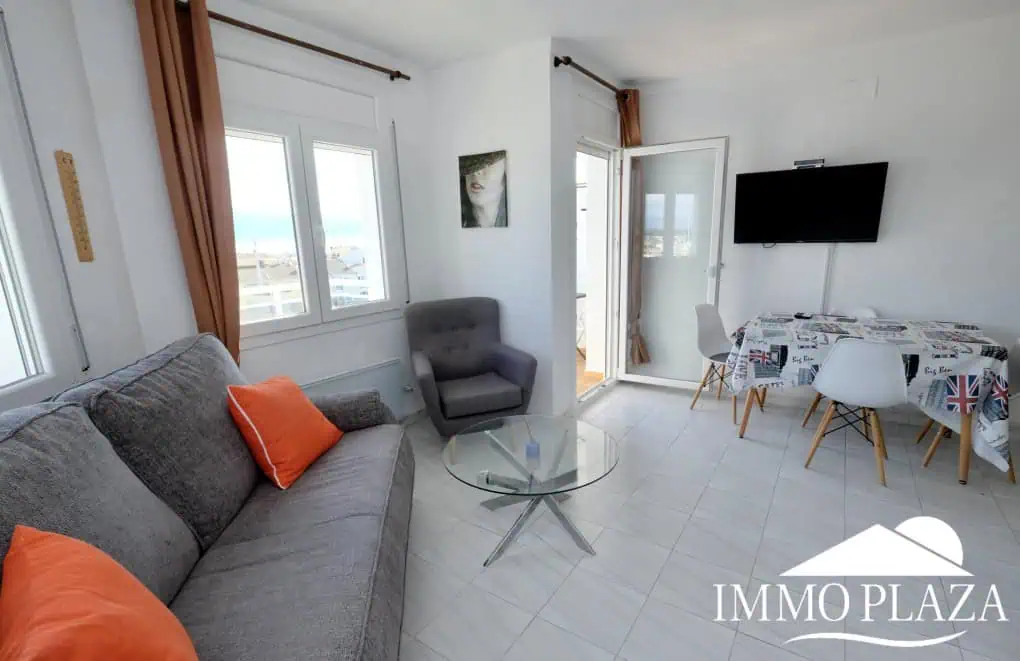 Bright corner apartment with sea and harbor views ! 1 bedroom, 1 bathroom with toilet, terrace