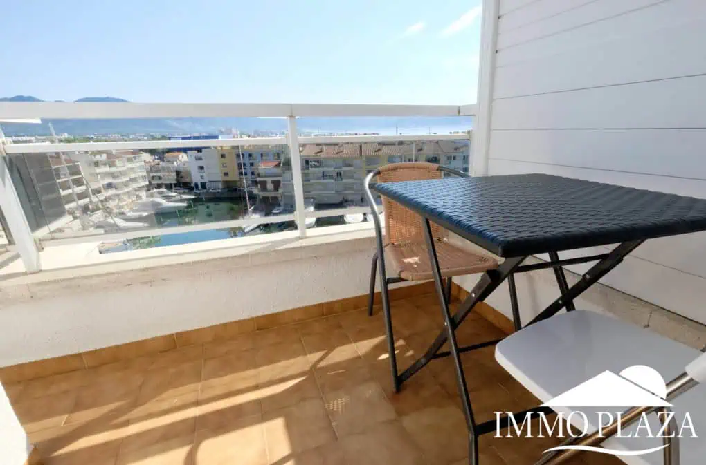 Bright corner apartment with sea and harbor views ! 1 bedroom, 1 bathroom with toilet, terrace