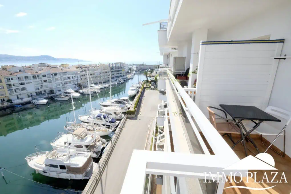 Bright corner apartment with sea and harbor views ! 1 bedroom, 1 bathroom with toilet, terrace