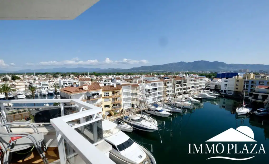 Bright corner apartment with sea and harbor views ! 1 bedroom, 1 bathroom with toilet, terrace