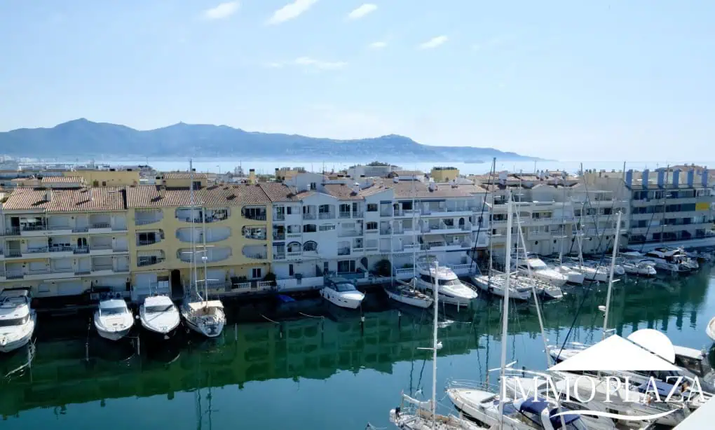 Bright corner apartment with sea and harbor views ! 1 bedroom, 1 bathroom with toilet, terrace