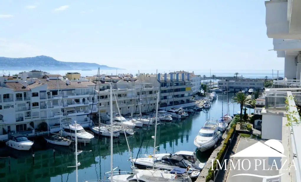 Bright corner apartment with sea and harbor views ! 1 bedroom, 1 bathroom with toilet, terrace