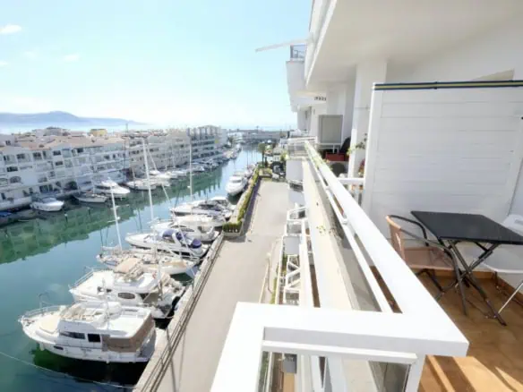 Bright corner apartment with sea and harbor views ! 1 bedroom, 1 bathroom with toilet, terrace