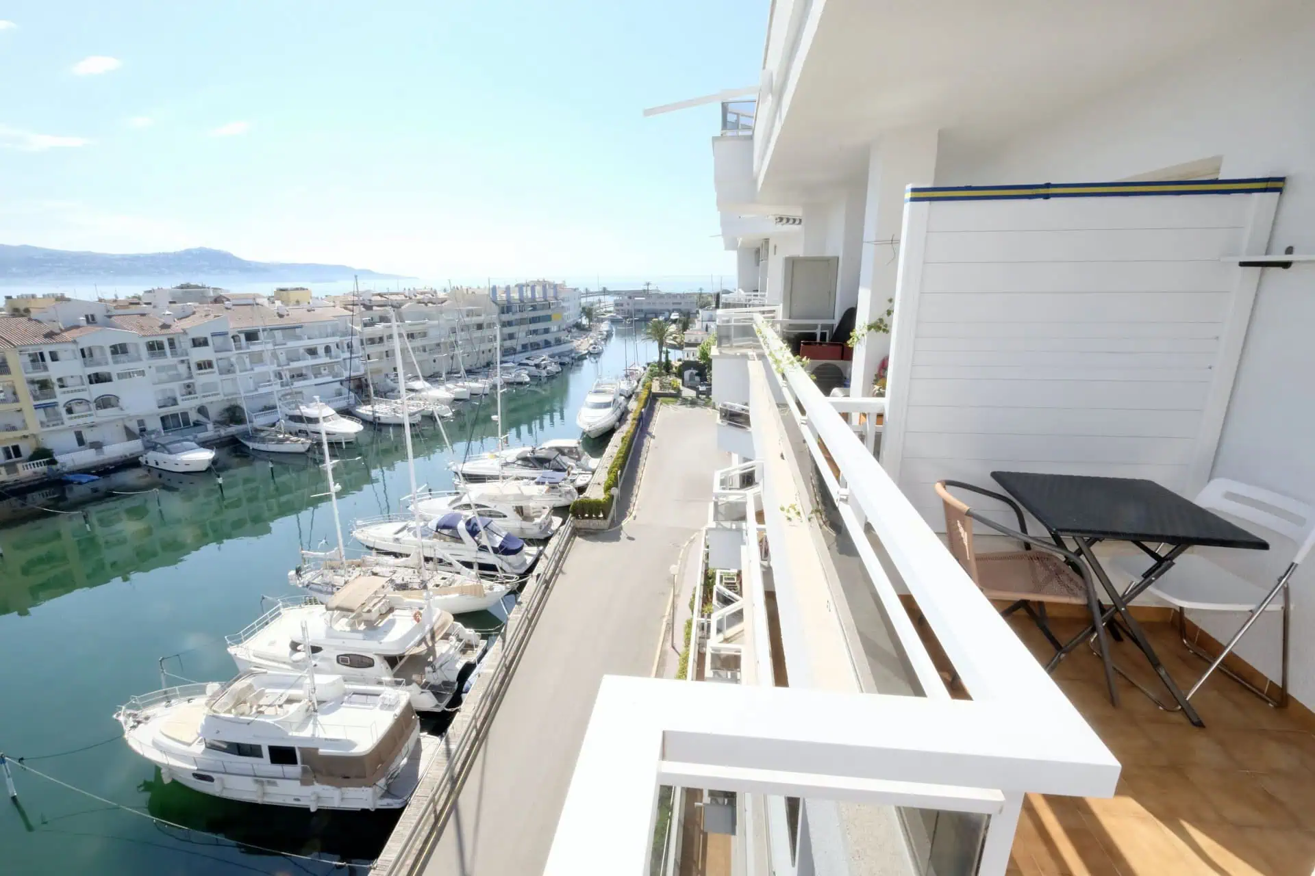 09052025100500_613 Appartement au dernière étage, d’angle, vue sur mer & Port, 1 chambre double, 1 sdb, terrasse