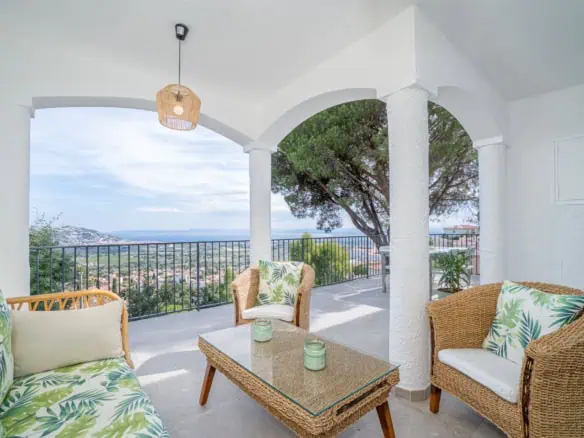 Charming modern villa with sea views, quiet area; 3 bedrooms, 2 bathrooms, 2 parking, big storage; pool possible!